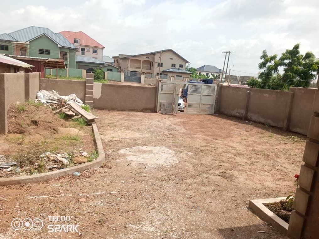 3-Bedroom House for Sale – Ghana Flag, Gravel Pit