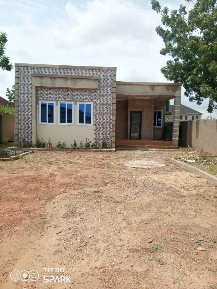 3-Bedroom House for Sale – Ghana Flag, Gravel Pit