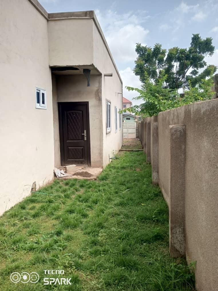 3-Bedroom House for Sale – Ghana Flag, Gravel Pit
