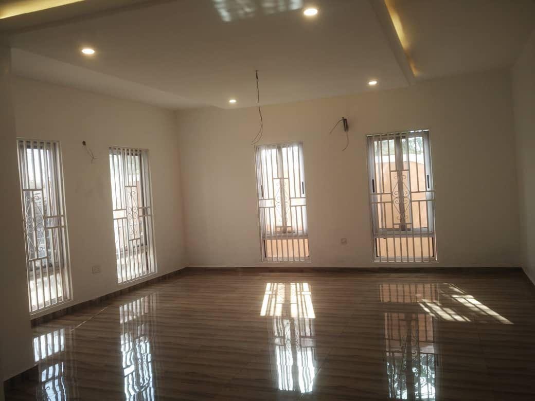 7 bedrooms for sale At Tema Community 25 going for $350.000