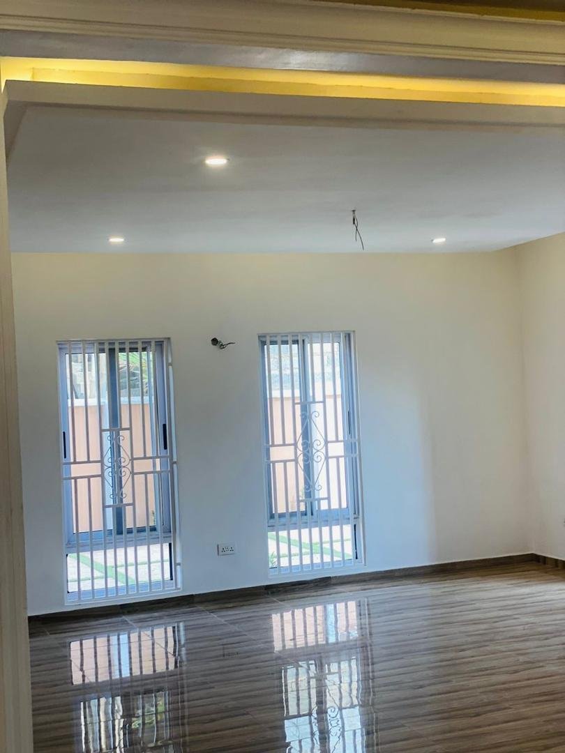7 bedrooms for sale At Tema Community 25 going for $350.000