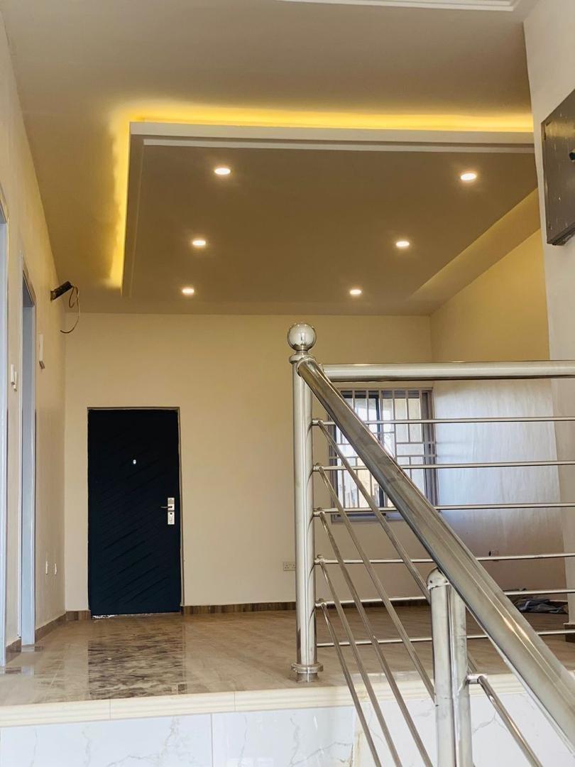 7 bedrooms for sale At Tema Community 25 going for $350.000