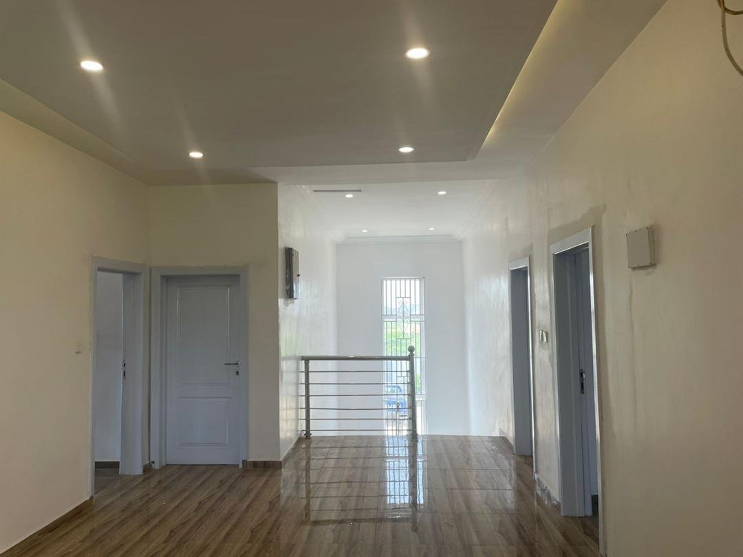 7 bedrooms for sale At Tema Community 25 going for $350.000