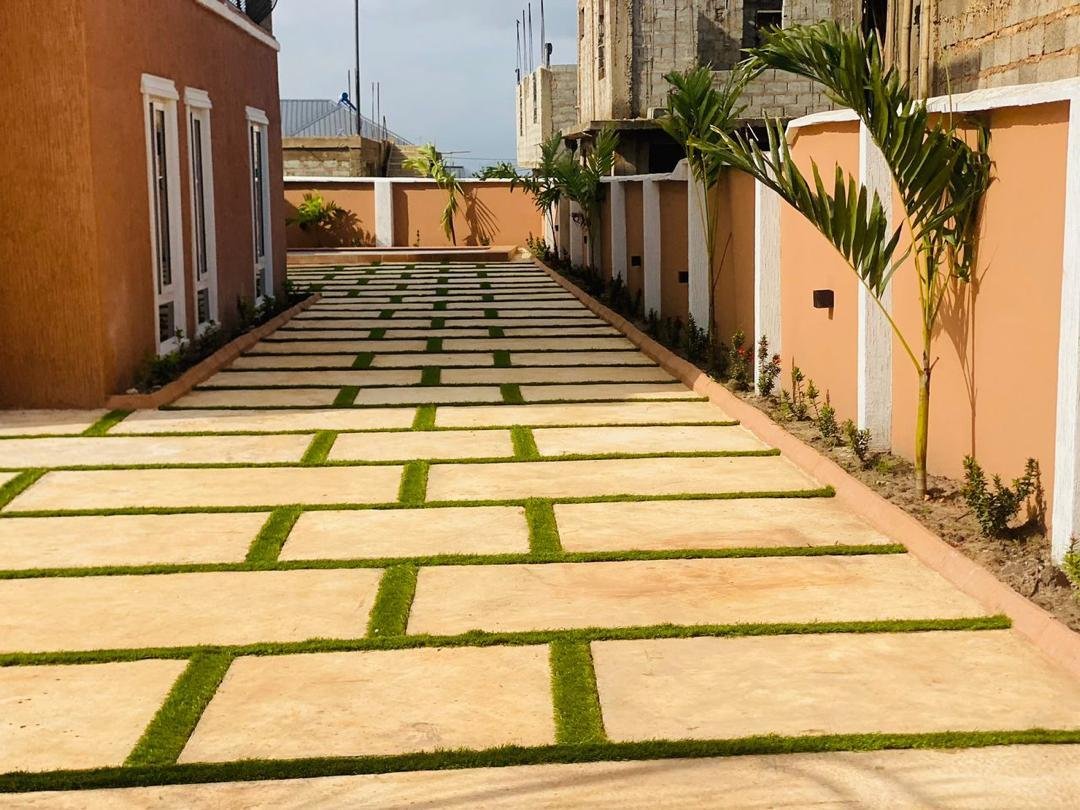 7 bedrooms for sale At Tema Community 25 going for $350.000