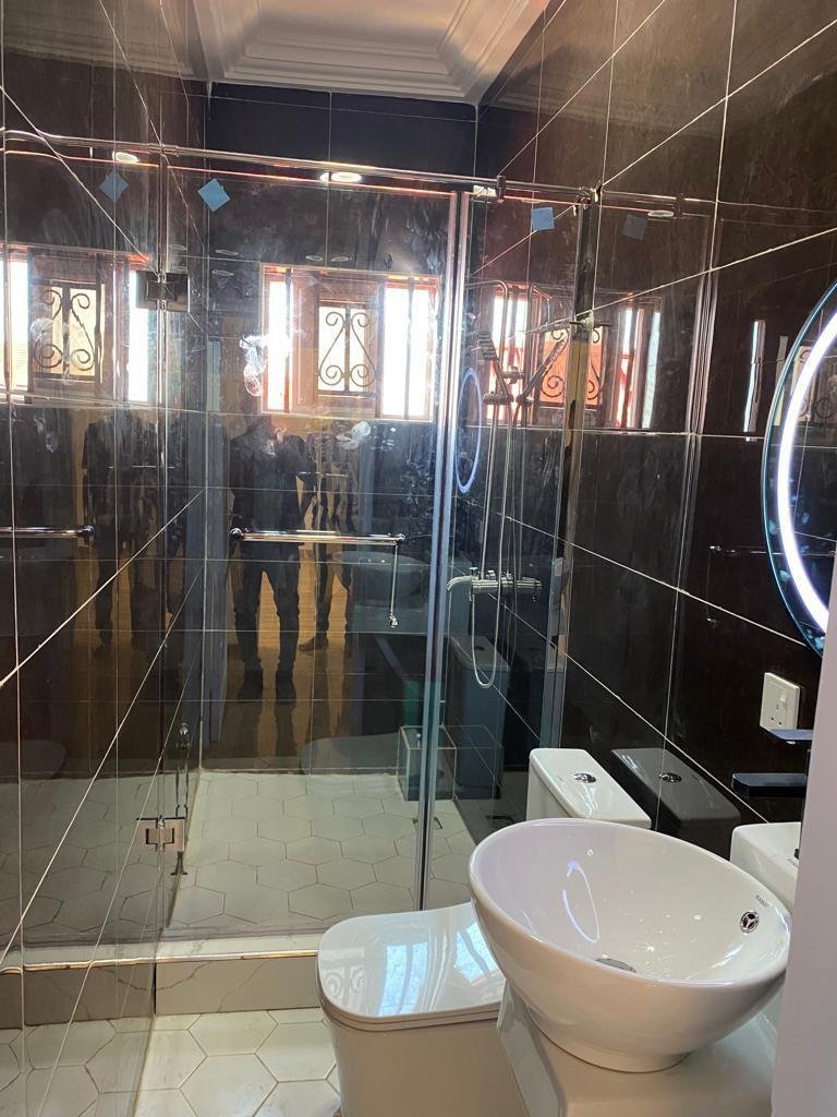 7 bedrooms for sale At Tema Community 25 going for $350.000