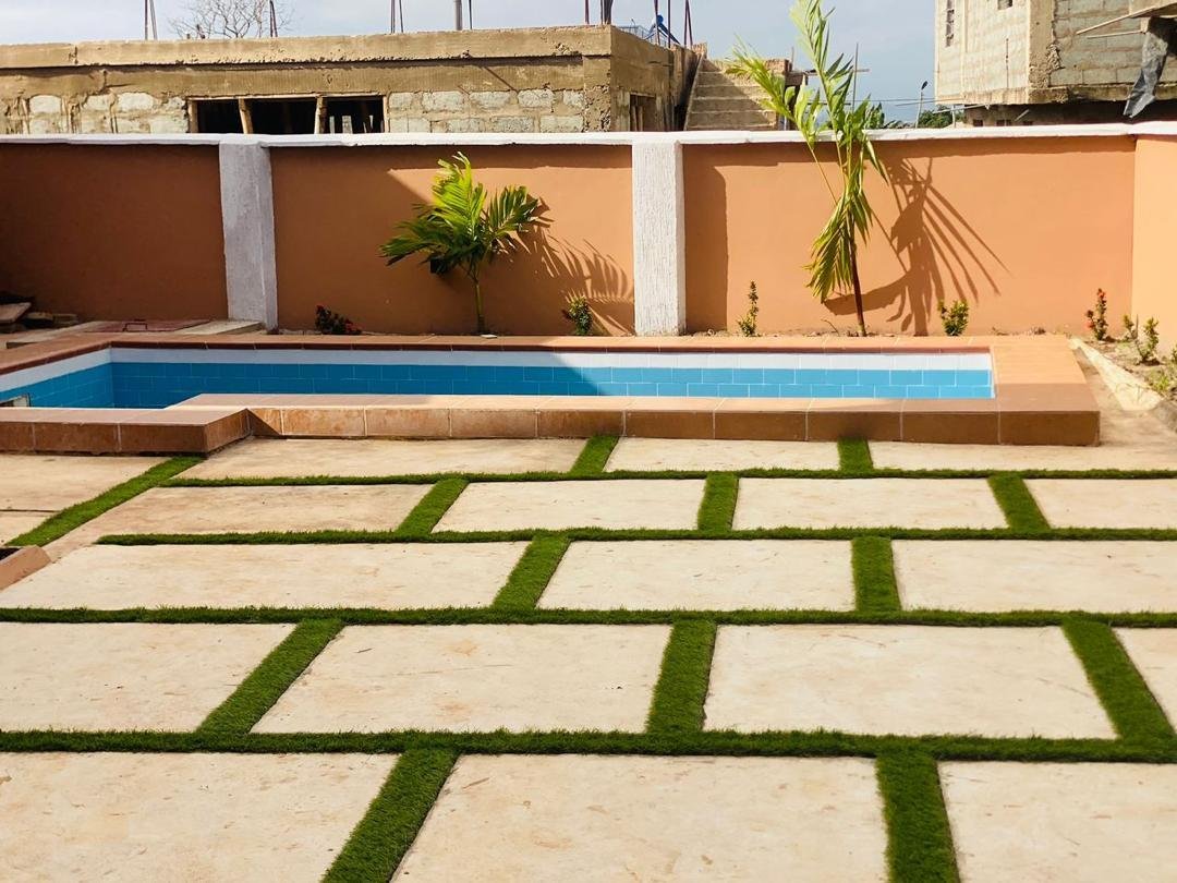 7 bedrooms for sale At Tema Community 25 going for $350.000